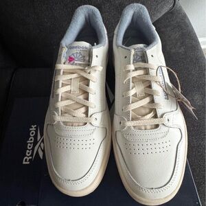 NWT 8.5 women’s Reebok Phase Court Tennis Shoes